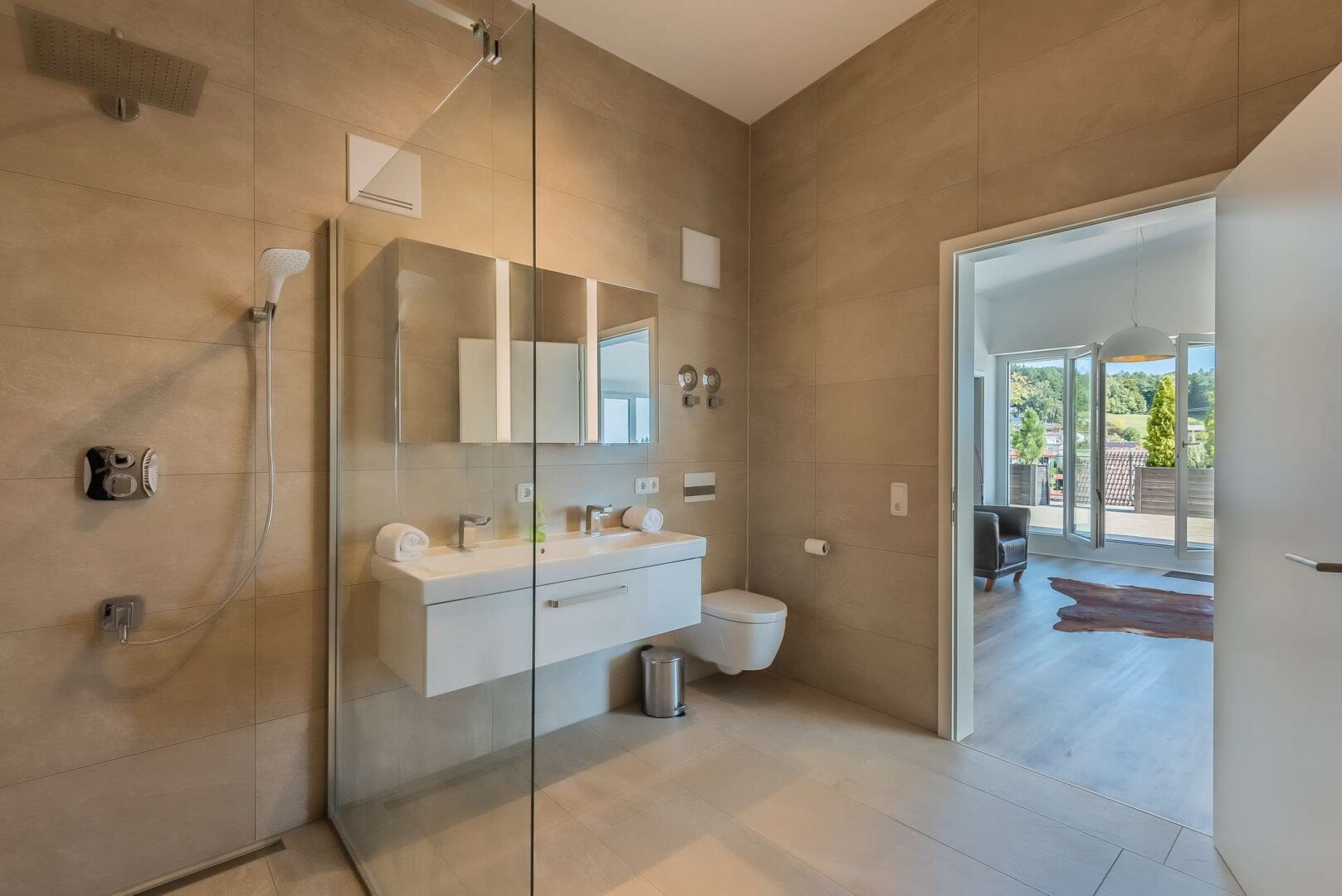 im großzügigen Badezimmer