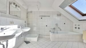 BAdezimmer mit Wanne, Dusche