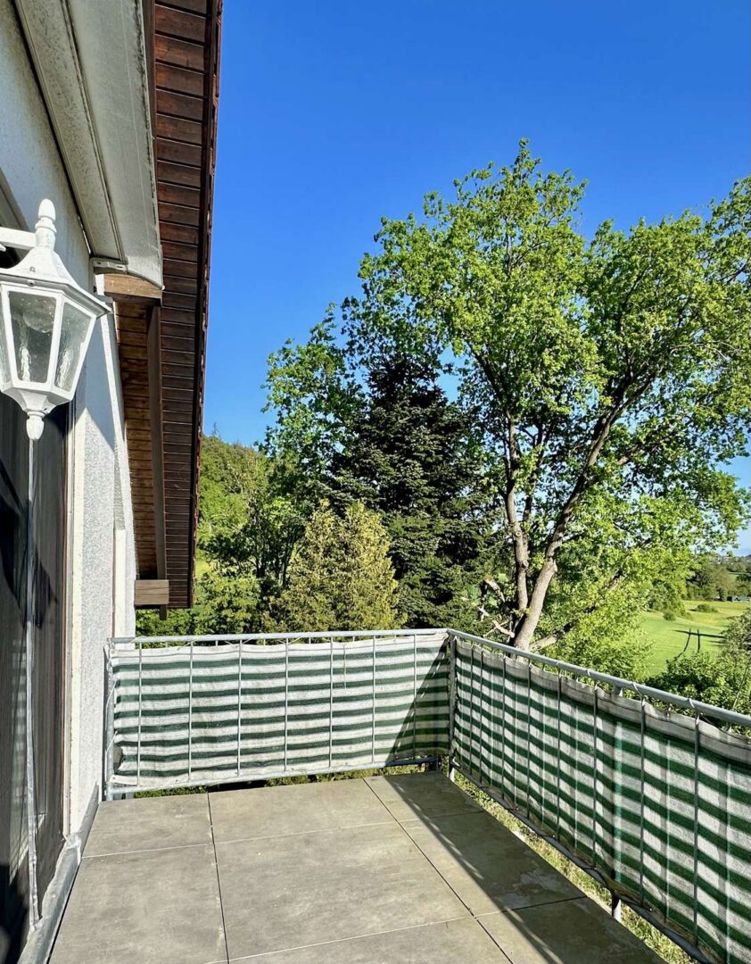 mit Balkon