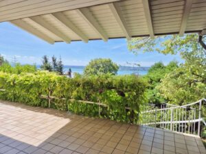 Balkon mit Blick auf den Bodensee und ins Grüne